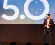 O governador Carlos Massa Ratinho Junior disse nesta quinta-feira (31), na abertura do encontro Governo 5.0, em Foz do Iguaçu, que o planejamento do Estado para os próximos anos será feito a muitas mãos, em parceria com os municípios, e que a inovação, o Novo Pensar e Novo Fazer, deve estar a serviço de todos os paranaenses. Ratinho Junior também assinou um pacote de investimentos de R$ 351 milhões nos municípios para os próximos anos.