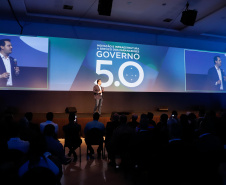 O governador Carlos Massa Ratinho Junior disse nesta quinta-feira (31), na abertura do encontro Governo 5.0, em Foz do Iguaçu, que o planejamento do Estado para os próximos anos será feito a muitas mãos, em parceria com os municípios, e que a inovação, o Novo Pensar e Novo Fazer, deve estar a serviço de todos os paranaenses. Ratinho Junior também assinou um pacote de investimentos de R$ 351 milhões nos municípios para os próximos anos.