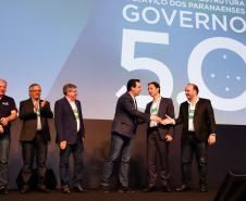 O governador Carlos Massa Ratinho Junior disse nesta quinta-feira (31), na abertura do encontro Governo 5.0, em Foz do Iguaçu, que o planejamento do Estado para os próximos anos será feito a muitas mãos, em parceria com os municípios, e que a inovação, o Novo Pensar e Novo Fazer, deve estar a serviço de todos os paranaenses. Ratinho Junior também assinou um pacote de investimentos de R$ 351 milhões nos municípios para os próximos anos.