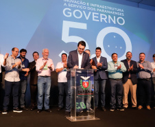 O governador Carlos Massa Ratinho Junior disse nesta quinta-feira (31), na abertura do encontro Governo 5.0, em Foz do Iguaçu, que o planejamento do Estado para os próximos anos será feito a muitas mãos, em parceria com os municípios, e que a inovação, o Novo Pensar e Novo Fazer, deve estar a serviço de todos os paranaenses. Ratinho Junior também assinou um pacote de investimentos de R$ 351 milhões nos municípios para os próximos anos.