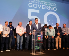 O governador Carlos Massa Ratinho Junior disse nesta quinta-feira (31), na abertura do encontro Governo 5.0, em Foz do Iguaçu, que o planejamento do Estado para os próximos anos será feito a muitas mãos, em parceria com os municípios, e que a inovação, o Novo Pensar e Novo Fazer, deve estar a serviço de todos os paranaenses. Ratinho Junior também assinou um pacote de investimentos de R$ 351 milhões nos municípios para os próximos anos.