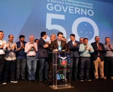 O governador Carlos Massa Ratinho Junior disse nesta quinta-feira (31), na abertura do encontro Governo 5.0, em Foz do Iguaçu, que o planejamento do Estado para os próximos anos será feito a muitas mãos, em parceria com os municípios, e que a inovação, o Novo Pensar e Novo Fazer, deve estar a serviço de todos os paranaenses. Ratinho Junior também assinou um pacote de investimentos de R$ 351 milhões nos municípios para os próximos anos.