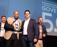 O governador Carlos Massa Ratinho Junior disse nesta quinta-feira (31), na abertura do encontro Governo 5.0, em Foz do Iguaçu, que o planejamento do Estado para os próximos anos será feito a muitas mãos, em parceria com os municípios, e que a inovação, o Novo Pensar e Novo Fazer, deve estar a serviço de todos os paranaenses. Ratinho Junior também assinou um pacote de investimentos de R$ 351 milhões nos municípios para os próximos anos.