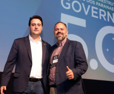 O governador Carlos Massa Ratinho Junior disse nesta quinta-feira (31), na abertura do encontro Governo 5.0, em Foz do Iguaçu, que o planejamento do Estado para os próximos anos será feito a muitas mãos, em parceria com os municípios, e que a inovação, o Novo Pensar e Novo Fazer, deve estar a serviço de todos os paranaenses. Ratinho Junior também assinou um pacote de investimentos de R$ 351 milhões nos municípios para os próximos anos.