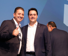 O governador Carlos Massa Ratinho Junior disse nesta quinta-feira (31), na abertura do encontro Governo 5.0, em Foz do Iguaçu, que o planejamento do Estado para os próximos anos será feito a muitas mãos, em parceria com os municípios, e que a inovação, o Novo Pensar e Novo Fazer, deve estar a serviço de todos os paranaenses. Ratinho Junior também assinou um pacote de investimentos de R$ 351 milhões nos municípios para os próximos anos.