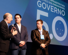 O governador Carlos Massa Ratinho Junior disse nesta quinta-feira (31), na abertura do encontro Governo 5.0, em Foz do Iguaçu, que o planejamento do Estado para os próximos anos será feito a muitas mãos, em parceria com os municípios, e que a inovação, o Novo Pensar e Novo Fazer, deve estar a serviço de todos os paranaenses. Ratinho Junior também assinou um pacote de investimentos de R$ 351 milhões nos municípios para os próximos anos.