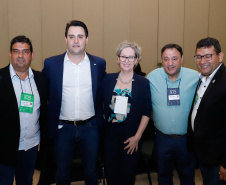 O governador Carlos Massa Ratinho Junior disse nesta quinta-feira (31), na abertura do encontro Governo 5.0, em Foz do Iguaçu, que o planejamento do Estado para os próximos anos será feito a muitas mãos, em parceria com os municípios, e que a inovação, o Novo Pensar e Novo Fazer, deve estar a serviço de todos os paranaenses. Ratinho Junior também assinou um pacote de investimentos de R$ 351 milhões nos municípios para os próximos anos.