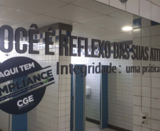 Nesta quarta-feira (31), dia em que a Controladoria-Geral do Estado (CGE) completou seis anos, servidores distribuíram panfletos com informações sobre o serviço de Ouvidoria, Portal da Transparência e o Programa de Compliance. Na barraca montada na Boca Maldita, no Centro de Curitiba, o cidadão pôde registrar reclamações, denúncias e outras manifestações, além de tirar dúvidas sobre o papel da CGE para o desenvolvimento do Paraná. Foto: Divulgação/CGE