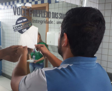 Nesta quarta-feira (31), dia em que a Controladoria-Geral do Estado (CGE) completou seis anos, servidores distribuíram panfletos com informações sobre o serviço de Ouvidoria, Portal da Transparência e o Programa de Compliance. Na barraca montada na Boca Maldita, no Centro de Curitiba, o cidadão pôde registrar reclamações, denúncias e outras manifestações, além de tirar dúvidas sobre o papel da CGE para o desenvolvimento do Paraná. Foto: Divulgação/CGE