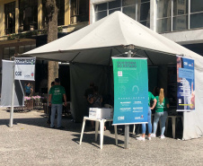 Nesta quarta-feira (31), dia em que a Controladoria-Geral do Estado (CGE) completou seis anos, servidores distribuíram panfletos com informações sobre o serviço de Ouvidoria, Portal da Transparência e o Programa de Compliance. Na barraca montada na Boca Maldita, no Centro de Curitiba, o cidadão pôde registrar reclamações, denúncias e outras manifestações, além de tirar dúvidas sobre o papel da CGE para o desenvolvimento do Paraná. Foto: Divulgação/CGE