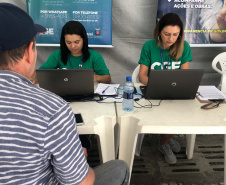 Nesta quarta-feira (31), dia em que a Controladoria-Geral do Estado (CGE) completou seis anos, servidores distribuíram panfletos com informações sobre o serviço de Ouvidoria, Portal da Transparência e o Programa de Compliance. Na barraca montada na Boca Maldita, no Centro de Curitiba, o cidadão pôde registrar reclamações, denúncias e outras manifestações, além de tirar dúvidas sobre o papel da CGE para o desenvolvimento do Paraná. Foto: Divulgação/CGE