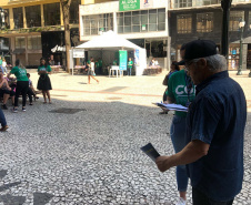 Nesta quarta-feira (31), dia em que a Controladoria-Geral do Estado (CGE) completou seis anos, servidores distribuíram panfletos com informações sobre o serviço de Ouvidoria, Portal da Transparência e o Programa de Compliance. Na barraca montada na Boca Maldita, no Centro de Curitiba, o cidadão pôde registrar reclamações, denúncias e outras manifestações, além de tirar dúvidas sobre o papel da CGE para o desenvolvimento do Paraná. Foto: Divulgação/CGE