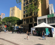 Nesta quarta-feira (31), dia em que a Controladoria-Geral do Estado (CGE) completou seis anos, servidores distribuíram panfletos com informações sobre o serviço de Ouvidoria, Portal da Transparência e o Programa de Compliance. Na barraca montada na Boca Maldita, no Centro de Curitiba, o cidadão pôde registrar reclamações, denúncias e outras manifestações, além de tirar dúvidas sobre o papel da CGE para o desenvolvimento do Paraná. Foto: Divulgação/CGE