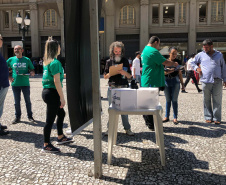 Nesta quarta-feira (31), dia em que a Controladoria-Geral do Estado (CGE) completou seis anos, servidores distribuíram panfletos com informações sobre o serviço de Ouvidoria, Portal da Transparência e o Programa de Compliance. Na barraca montada na Boca Maldita, no Centro de Curitiba, o cidadão pôde registrar reclamações, denúncias e outras manifestações, além de tirar dúvidas sobre o papel da CGE para o desenvolvimento do Paraná. Foto: Divulgação/CGE