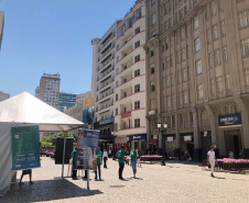 Nesta quarta-feira (31), dia em que a Controladoria-Geral do Estado (CGE) completou seis anos, servidores distribuíram panfletos com informações sobre o serviço de Ouvidoria, Portal da Transparência e o Programa de Compliance. Na barraca montada na Boca Maldita, no Centro de Curitiba, o cidadão pôde registrar reclamações, denúncias e outras manifestações, além de tirar dúvidas sobre o papel da CGE para o desenvolvimento do Paraná. Foto: Divulgação/CGE