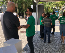 Nesta quarta-feira (31), dia em que a Controladoria-Geral do Estado (CGE) completou seis anos, servidores distribuíram panfletos com informações sobre o serviço de Ouvidoria, Portal da Transparência e o Programa de Compliance. Na barraca montada na Boca Maldita, no Centro de Curitiba, o cidadão pôde registrar reclamações, denúncias e outras manifestações, além de tirar dúvidas sobre o papel da CGE para o desenvolvimento do Paraná. Foto: Divulgação/CGE