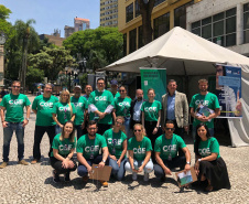 Nesta quarta-feira (31), dia em que a Controladoria-Geral do Estado (CGE) completou seis anos, servidores distribuíram panfletos com informações sobre o serviço de Ouvidoria, Portal da Transparência e o Programa de Compliance. Na barraca montada na Boca Maldita, no Centro de Curitiba, o cidadão pôde registrar reclamações, denúncias e outras manifestações, além de tirar dúvidas sobre o papel da CGE para o desenvolvimento do Paraná. Foto: Divulgação/CGE