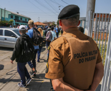 Mais quatro escolas estaduais do Paraná, duas em Londrina (Norte) e duas em Foz do Iguaçu (Oeste), foram contempladas pelo Programa Escola Segura. Agora, são 77 escolas, de 11 municípios, com a iniciativa, além de 152 policiais militares da reserva em ação. -  Foto: Geraldo Bubniak/AEN