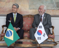 Vice-governador Darci Piana recebe o embaixador da Coreia do Sul,  Chan-Woo Kim. Curitiba,01/11/2019 - Foto: Ari Dias/AEN