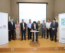 O governador Carlos Massa Ratinho Júnior assina na segunda-feira (04), a licitação para as obras do Ambulatório Médico de Especialidades da Kennedy. Presentes: secretário de Saúde, Beto Preto; Primeira Dama, Luciana Maito; diretor superintendente do Hospital do Trabalhador, Geci de Souza Junior; entre outros.Curitiba, 04-11-19.Foto: Arnaldo Alves / AEN.