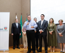 Maior complexo hospitalar público do Paraná, o Hospital do Trabalhador, em Curitiba, vai ganhar um novo ambulatório de especialidades médicas, ampliando a capacidade de 8 mil para 25 mil consultas por mês. O governador Carlos Massa Ratinho Júnior assinou nesta segunda-feira (04) a licitação para as obras do Ambulatório Médico de Especialidades da Kennedy. Serão investidos R$ 8,8 milhões pelo Governo do Estado para a aumentar a oferta de serviços.
