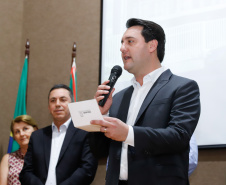 Maior complexo hospitalar público do Paraná, o Hospital do Trabalhador, em Curitiba, vai ganhar um novo ambulatório de especialidades médicas, ampliando a capacidade de 8 mil para 25 mil consultas por mês. O governador Carlos Massa Ratinho Júnior assinou nesta segunda-feira (04) a licitação para as obras do Ambulatório Médico de Especialidades da Kennedy. Serão investidos R$ 8,8 milhões pelo Governo do Estado para a aumentar a oferta de serviços.