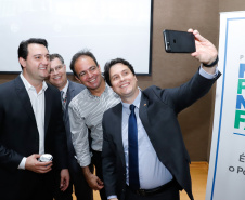 Maior complexo hospitalar público do Paraná, o Hospital do Trabalhador, em Curitiba, vai ganhar um novo ambulatório de especialidades médicas, ampliando a capacidade de 8 mil para 25 mil consultas por mês. O governador Carlos Massa Ratinho Júnior assinou nesta segunda-feira (04) a licitação para as obras do Ambulatório Médico de Especialidades da Kennedy. Serão investidos R$ 8,8 milhões pelo Governo do Estado para a aumentar a oferta de serviços.