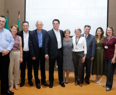 Maior complexo hospitalar público do Paraná, o Hospital do Trabalhador, em Curitiba, vai ganhar um novo ambulatório de especialidades médicas, ampliando a capacidade de 8 mil para 25 mil consultas por mês. O governador Carlos Massa Ratinho Júnior assinou nesta segunda-feira (04) a licitação para as obras do Ambulatório Médico de Especialidades da Kennedy. Serão investidos R$ 8,8 milhões pelo Governo do Estado para a aumentar a oferta de serviços.