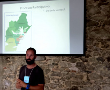 A equipe de Meio Ambiente da empresa pública Portos do Paraná participa da Oficina Estadual de Trabalho para a elaboração da proposta do Paraná para a gestão da pesca do camarão, no âmbito da Região Sul do Brasil. O encontro começou nesta terça-feira (5) e vai até esta quarta (6), em Paranaguá, das 9h às 18h, no Museu de Arqueologia e Etnologia da Universidade Federal do Paraná.