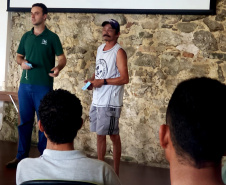 A equipe de Meio Ambiente da empresa pública Portos do Paraná participa da Oficina Estadual de Trabalho para a elaboração da proposta do Paraná para a gestão da pesca do camarão, no âmbito da Região Sul do Brasil. O encontro começou nesta terça-feira (5) e vai até esta quarta (6), em Paranaguá, das 9h às 18h, no Museu de Arqueologia e Etnologia da Universidade Federal do Paraná.