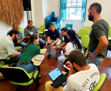 A equipe de Meio Ambiente da empresa pública Portos do Paraná participa da Oficina Estadual de Trabalho para a elaboração da proposta do Paraná para a gestão da pesca do camarão, no âmbito da Região Sul do Brasil. O encontro começou nesta terça-feira (5) e vai até esta quarta (6), em Paranaguá, das 9h às 18h, no Museu de Arqueologia e Etnologia da Universidade Federal do Paraná.