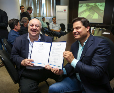 O Governo do Estado e a Prefeitura de Curitiba assinam um Termo de Cooperação Técnica para que o município utilize a metodologia BIM (Modelagem da Informação da Construção), uma nova ferramenta tecnológica para melhoria da gestão de obras públicas. O secretário estadual da Infraestrutura e Logística, Sandro Alex, e o prefeito da Capital, Rafael Greca firmam a parceria na sede da Secretaria da Infraestrutura e Logística.   05/11/2019  -  Foto: Geraldo Bubniak/AEN