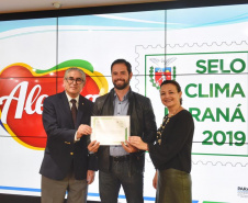 O Prêmio Selo Clima Paraná 2019 foi entregue nesta quinta-feira (07) a 36 empresas que, voluntariamente, decidiram medir, divulgar e reduzir as emissões de gases de efeito estufa, causadores do aquecimento global e das mudanças climáticas. O mais importante deles é o dióxido de carbono (CO2). Foto: Denis Ferreira Netto/AEN