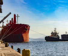 O tempo de espera para atracar nos portos paranaenses reduziu 26% de janeiro a outubro deste ano, em comparação com o mesmo período de 2018. Em 2019, em média, os navios aguardaram quatro dias entre o momento que anunciaram a chegada até encostar no cais. Nos dez primeiros meses do ano passado esse tempo era de 5,4 dias. Curitiba, 08-11-2019