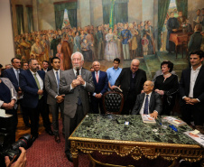 Lançamento de Livro e homenagem de universidades estaduais ao ex-governador Paulo Pimentel, no Salão Nobre do Palácio Iguaçu em Curitiba.   11/11/2019  -  Foto: Geraldo Bubniak/AEN