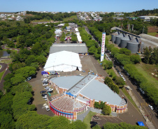 O governador Carlos Massa Ratinho Junior assinou na manhã desta terça-feira (12) a transferência da sede do Governo do Paraná para Pato Branco, polo do Sudoeste do Paraná. A cidade é a capital administrativa do Estado até esta quarta-feira (13). As atividades do Poder Executivo  acontecem em paralelo à IV Feira de Ciência, Tecnologia e Inovação – Inventum. O ato aconteceu no espaço Casa do Prefeito, dentro do Parque de Exposições do município. Foto: José Fernando Ogura/AEN