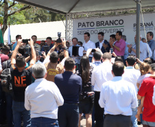 O governador Carlos Massa Ratinho Junior assinou na manhã desta terça-feira (12) a transferência da sede do Governo do Paraná para Pato Branco, polo do Sudoeste do Paraná. A cidade é a capital administrativa do Estado até esta quarta-feira (13). As atividades do Poder Executivo  acontecem em paralelo à IV Feira de Ciência, Tecnologia e Inovação – Inventum. O ato aconteceu no espaço Casa do Prefeito, dentro do Parque de Exposições do município. Foto: José Fernando Ogura/AEN