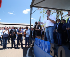 O governador Carlos Massa Ratinho Junior assinou na manhã desta terça-feira (12) a transferência da sede do Governo do Paraná para Pato Branco, polo do Sudoeste do Paraná. A cidade é a capital administrativa do Estado até esta quarta-feira (13). As atividades do Poder Executivo  acontecem em paralelo à IV Feira de Ciência, Tecnologia e Inovação – Inventum. O ato aconteceu no espaço Casa do Prefeito, dentro do Parque de Exposições do município. Foto: José Fernando Ogura/AEN