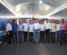 O governador Carlos Massa Ratinho Junior assinou na manhã desta terça-feira (12) a transferência da sede do Governo do Paraná para Pato Branco, polo do Sudoeste do Paraná. A cidade é a capital administrativa do Estado até esta quarta-feira (13). As atividades do Poder Executivo  acontecem em paralelo à IV Feira de Ciência, Tecnologia e Inovação – Inventum. O ato aconteceu no espaço Casa do Prefeito, dentro do Parque de Exposições do município. Foto: José Fernando Ogura/AEN