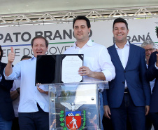 O governador Carlos Massa Ratinho Junior assinou na manhã desta terça-feira (12) a transferência da sede do Governo do Paraná para Pato Branco, polo do Sudoeste do Paraná