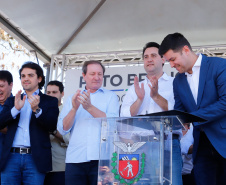 O governador Carlos Massa Ratinho Junior assinou na manhã desta terça-feira (12) a transferência da sede do Governo do Paraná para Pato Branco, polo do Sudoeste do Paraná. A cidade é a capital administrativa do Estado até esta quarta-feira (13). As atividades do Poder Executivo  acontecem em paralelo à IV Feira de Ciência, Tecnologia e Inovação – Inventum. O ato aconteceu no espaço Casa do Prefeito, dentro do Parque de Exposições do município.