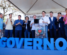 O governador Carlos Massa Ratinho Junior assinou na manhã desta terça-feira (12) a transferência da sede do Governo do Paraná para Pato Branco, polo do Sudoeste do Paraná. A cidade é a capital administrativa do Estado até esta quarta-feira (13). As atividades do Poder Executivo  acontecem em paralelo à IV Feira de Ciência, Tecnologia e Inovação – Inventum. O ato aconteceu no espaço Casa do Prefeito, dentro do Parque de Exposições do município.