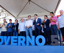 O governador Carlos Massa Ratinho Junior assinou na manhã desta terça-feira (12) a transferência da sede do Governo do Paraná para Pato Branco, polo do Sudoeste do Paraná. A cidade é a capital administrativa do Estado até esta quarta-feira (13). As atividades do Poder Executivo  acontecem em paralelo à IV Feira de Ciência, Tecnologia e Inovação – Inventum. O ato aconteceu no espaço Casa do Prefeito, dentro do Parque de Exposições do município.