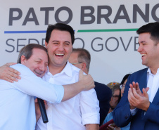 O governador Carlos Massa Ratinho Junior assinou na manhã desta terça-feira (12) a transferência da sede do Governo do Paraná para Pato Branco, polo do Sudoeste do Paraná. A cidade é a capital administrativa do Estado até esta quarta-feira (13). As atividades do Poder Executivo  acontecem em paralelo à IV Feira de Ciência, Tecnologia e Inovação – Inventum. O ato aconteceu no espaço Casa do Prefeito, dentro do Parque de Exposições do município.