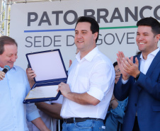 O governador Carlos Massa Ratinho Junior assinou na manhã desta terça-feira (12) a transferência da sede do Governo do Paraná para Pato Branco, polo do Sudoeste do Paraná. A cidade é a capital administrativa do Estado até esta quarta-feira (13). As atividades do Poder Executivo  acontecem em paralelo à IV Feira de Ciência, Tecnologia e Inovação – Inventum. O ato aconteceu no espaço Casa do Prefeito, dentro do Parque de Exposições do município.
