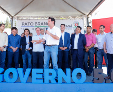 O governador Carlos Massa Ratinho Junior assinou na manhã desta terça-feira (12) a transferência da sede do Governo do Paraná para Pato Branco, polo do Sudoeste do Paraná. A cidade é a capital administrativa do Estado até esta quarta-feira (13). As atividades do Poder Executivo  acontecem em paralelo à IV Feira de Ciência, Tecnologia e Inovação – Inventum. O ato aconteceu no espaço Casa do Prefeito, dentro do Parque de Exposições do município.