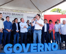 O governador Carlos Massa Ratinho Junior assinou na manhã desta terça-feira (12) a transferência da sede do Governo do Paraná para Pato Branco, polo do Sudoeste do Paraná. A cidade é a capital administrativa do Estado até esta quarta-feira (13). As atividades do Poder Executivo  acontecem em paralelo à IV Feira de Ciência, Tecnologia e Inovação – Inventum. O ato aconteceu no espaço Casa do Prefeito, dentro do Parque de Exposições do município.