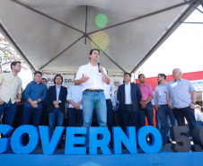 O governador Carlos Massa Ratinho Junior assinou na manhã desta terça-feira (12) a transferência da sede do Governo do Paraná para Pato Branco, polo do Sudoeste do Paraná. A cidade é a capital administrativa do Estado até esta quarta-feira (13). As atividades do Poder Executivo  acontecem em paralelo à IV Feira de Ciência, Tecnologia e Inovação – Inventum. O ato aconteceu no espaço Casa do Prefeito, dentro do Parque de Exposições do município.
