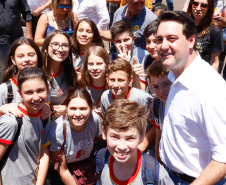 O governador Carlos Massa Ratinho Junior assinou na manhã desta terça-feira (12) a transferência da sede do Governo do Paraná para Pato Branco, polo do Sudoeste do Paraná. A cidade é a capital administrativa do Estado até esta quarta-feira (13). As atividades do Poder Executivo  acontecem em paralelo à IV Feira de Ciência, Tecnologia e Inovação – Inventum. O ato aconteceu no espaço Casa do Prefeito, dentro do Parque de Exposições do município.