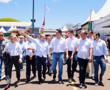 O governador Carlos Massa Ratinho Junior assinou na manhã desta terça-feira (12) a transferência da sede do Governo do Paraná para Pato Branco, polo do Sudoeste do Paraná. A cidade é a capital administrativa do Estado até esta quarta-feira (13). As atividades do Poder Executivo  acontecem em paralelo à IV Feira de Ciência, Tecnologia e Inovação – Inventum. O ato aconteceu no espaço Casa do Prefeito, dentro do Parque de Exposições do município.
